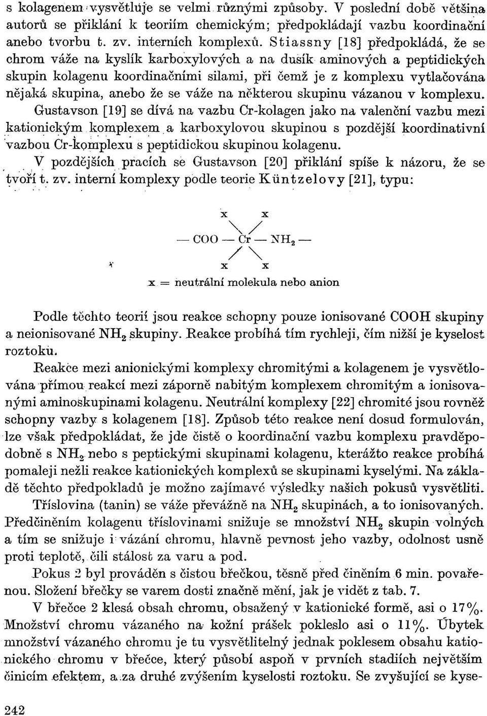 že se váže na některou skupinu vázanou v komplexu.