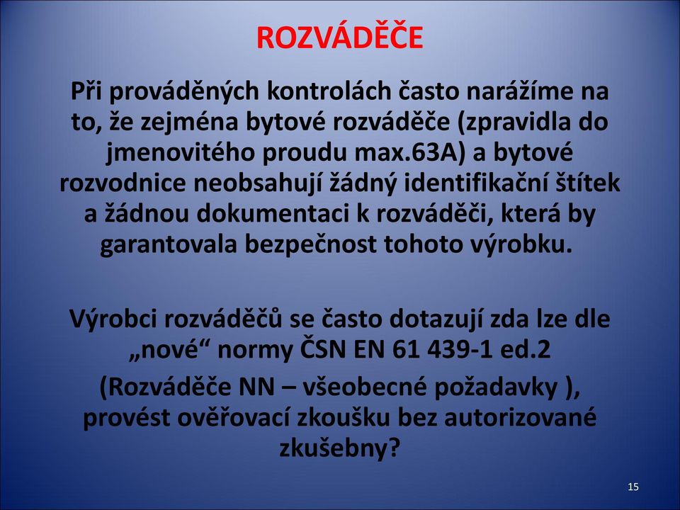 63a) a bytové rozvodnice neobsahují žádný identifikační štítek a žádnou dokumentaci k rozváděči, která by