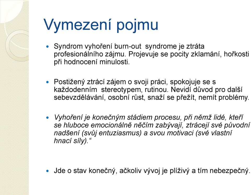 Postižený ztrácí zájem o svoji práci, spokojuje se s každodenním stereotypem, rutinou.