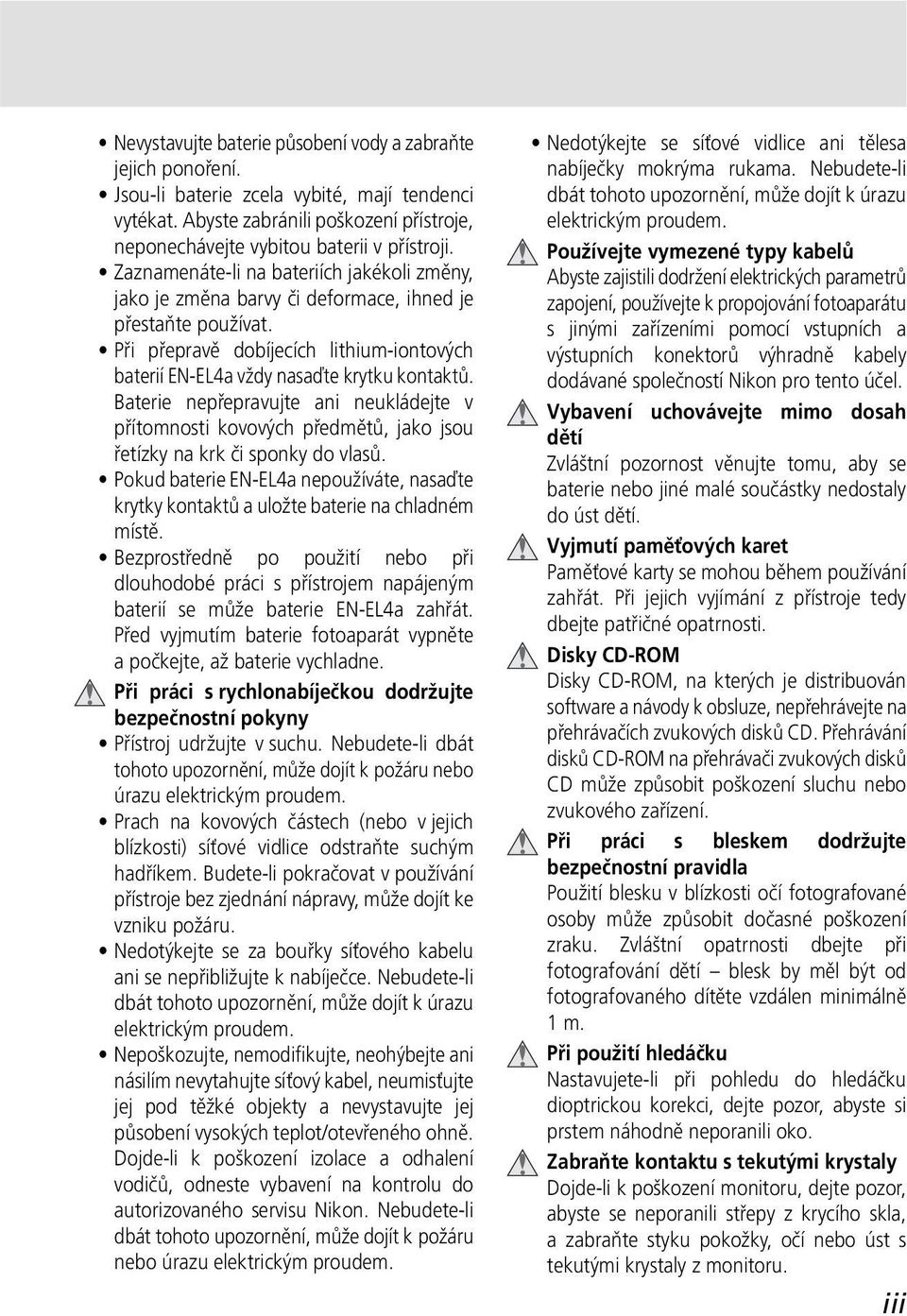 Baterie nepřepravujte ani neukládejte v přítomnosti kovových předmětů, jako jsou řetízky na krk či sponky do vlasů.
