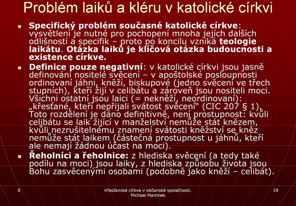Definice pouze negativní: : v katolické církvi jsou jasně definováni nositelé svěcení v apoštolské posloupnosti ordinovaní jáhni, kněží, biskupové (jedno svěcení ve třech stupních), kteří žijí v
