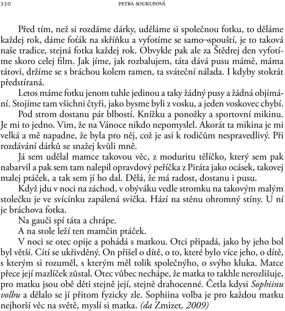 I kdyby stokrát předstíraná. Letos máme fotku jenom tuhle jedinou a taky žádný pusy a žádná objímání. Stojíme tam všichni čtyři, jako bysme byli z vosku, a jeden voskovec chybí.