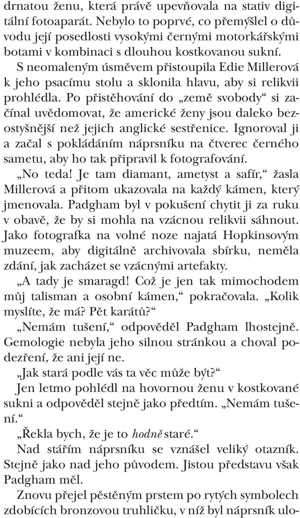 S neomaleným úsměvem přistoupila Edie Millerová k jeho psacímu stolu a sklonila hlavu, aby si relikvii prohlédla.