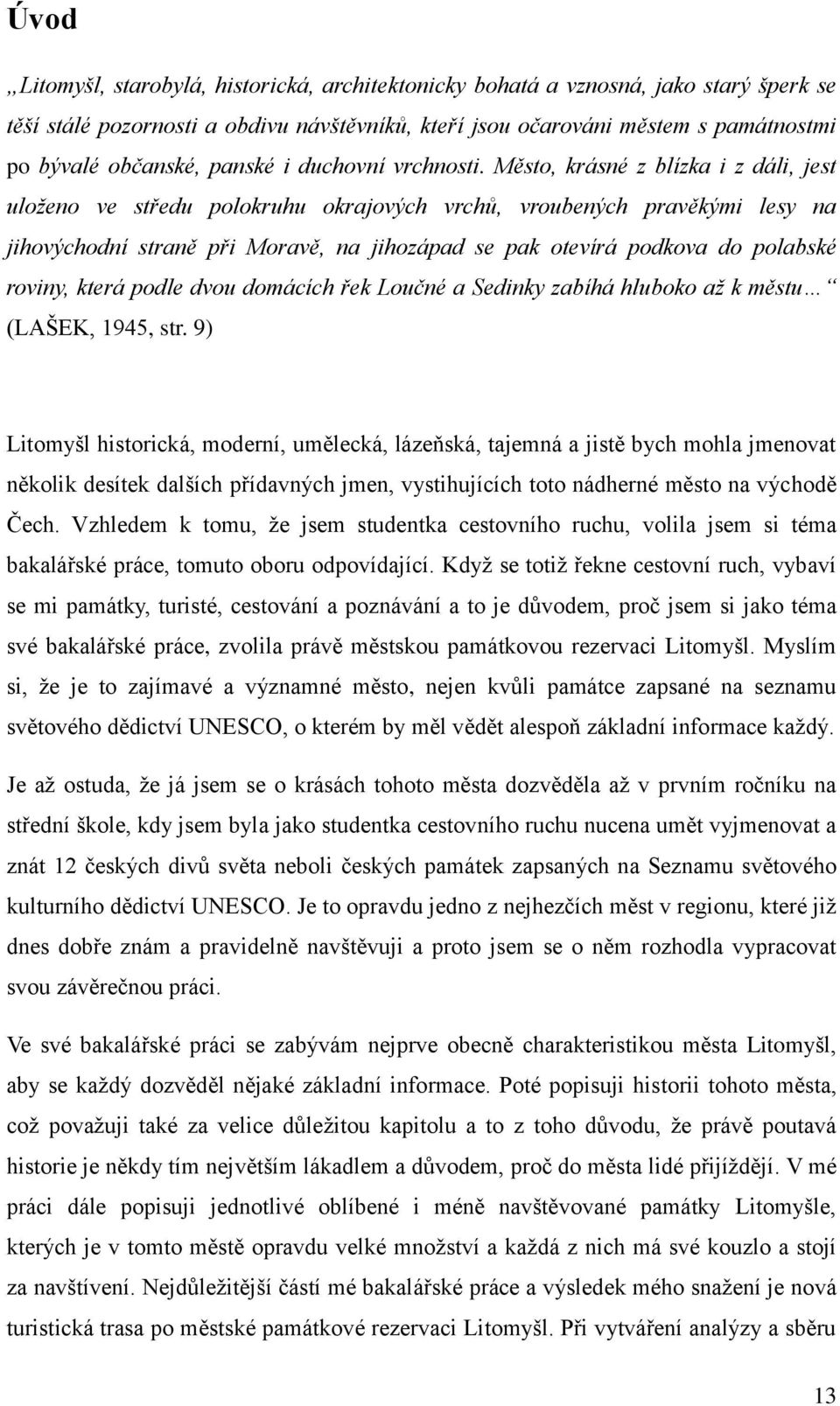 Město, krásné z blízka i z dáli, jest uloženo ve středu polokruhu okrajových vrchů, vroubených pravěkými lesy na jihovýchodní straně při Moravě, na jihozápad se pak otevírá podkova do polabské