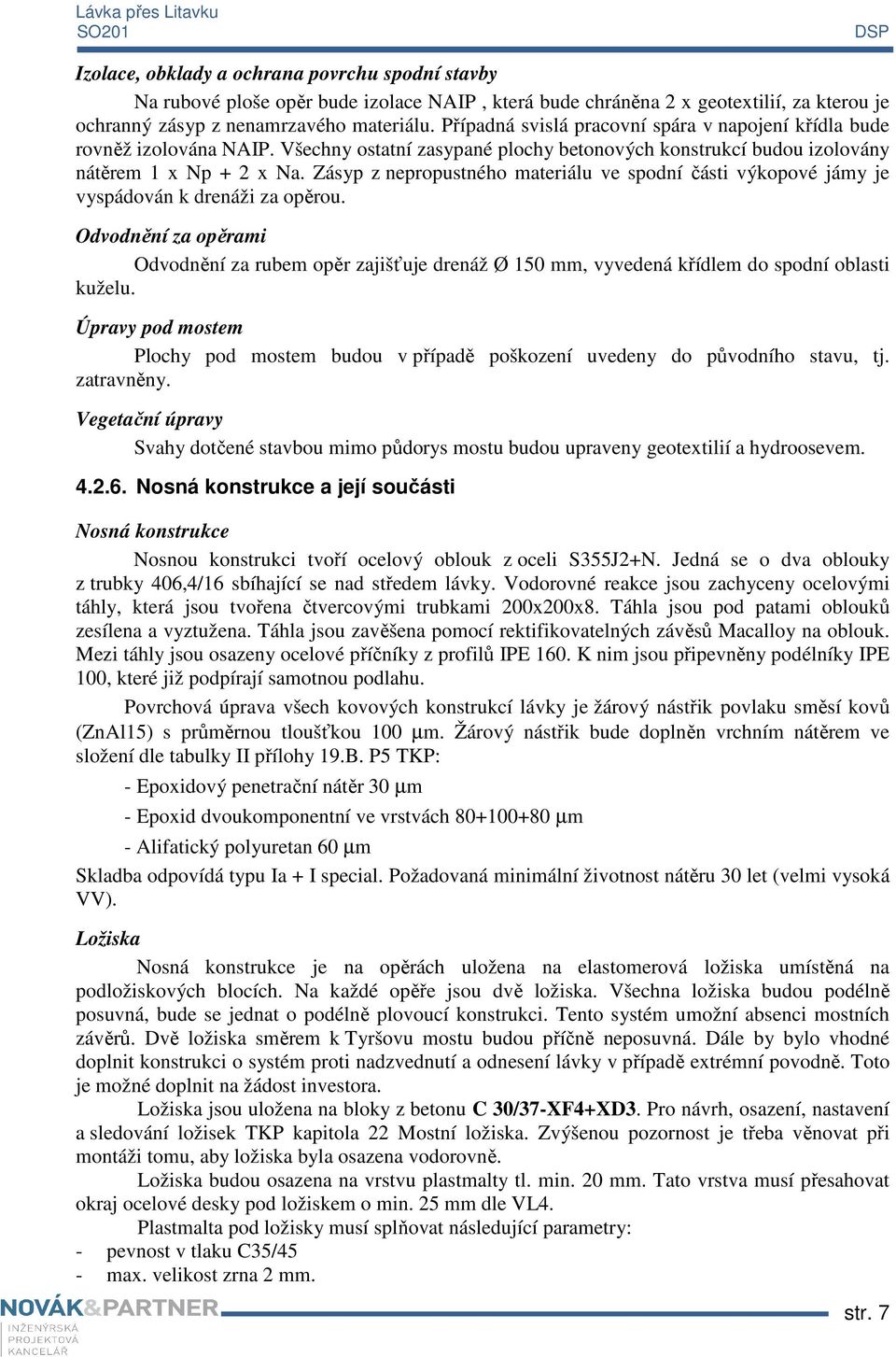 Zásyp z nepropustného materiálu ve spodní části výkopové jámy je vyspádován k drenáži za opěrou.