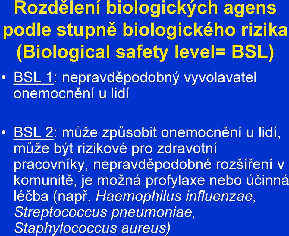 může být rizikové pro zdravotní pracovníky, nepravděpodobné rozšíření v komunitě, je možná