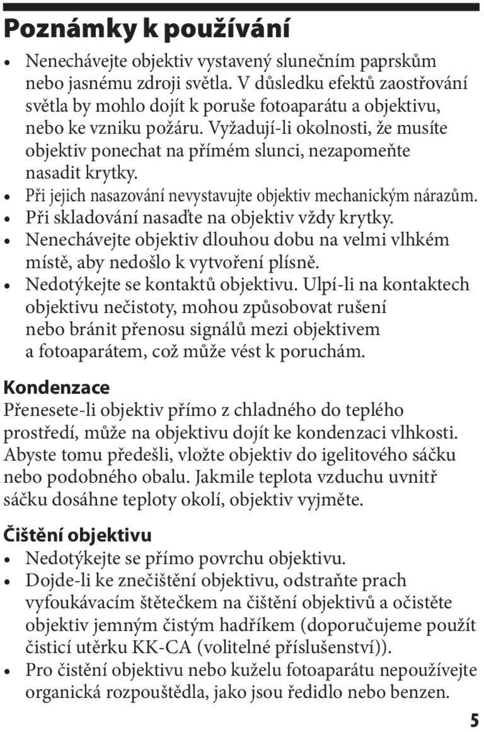 Vyžadují-li okolnosti, že musíte objektiv ponechat na přímém slunci, nezapomeňte nasadit krytky. Při jejich nasazování nevystavujte objektiv mechanickým nárazům.