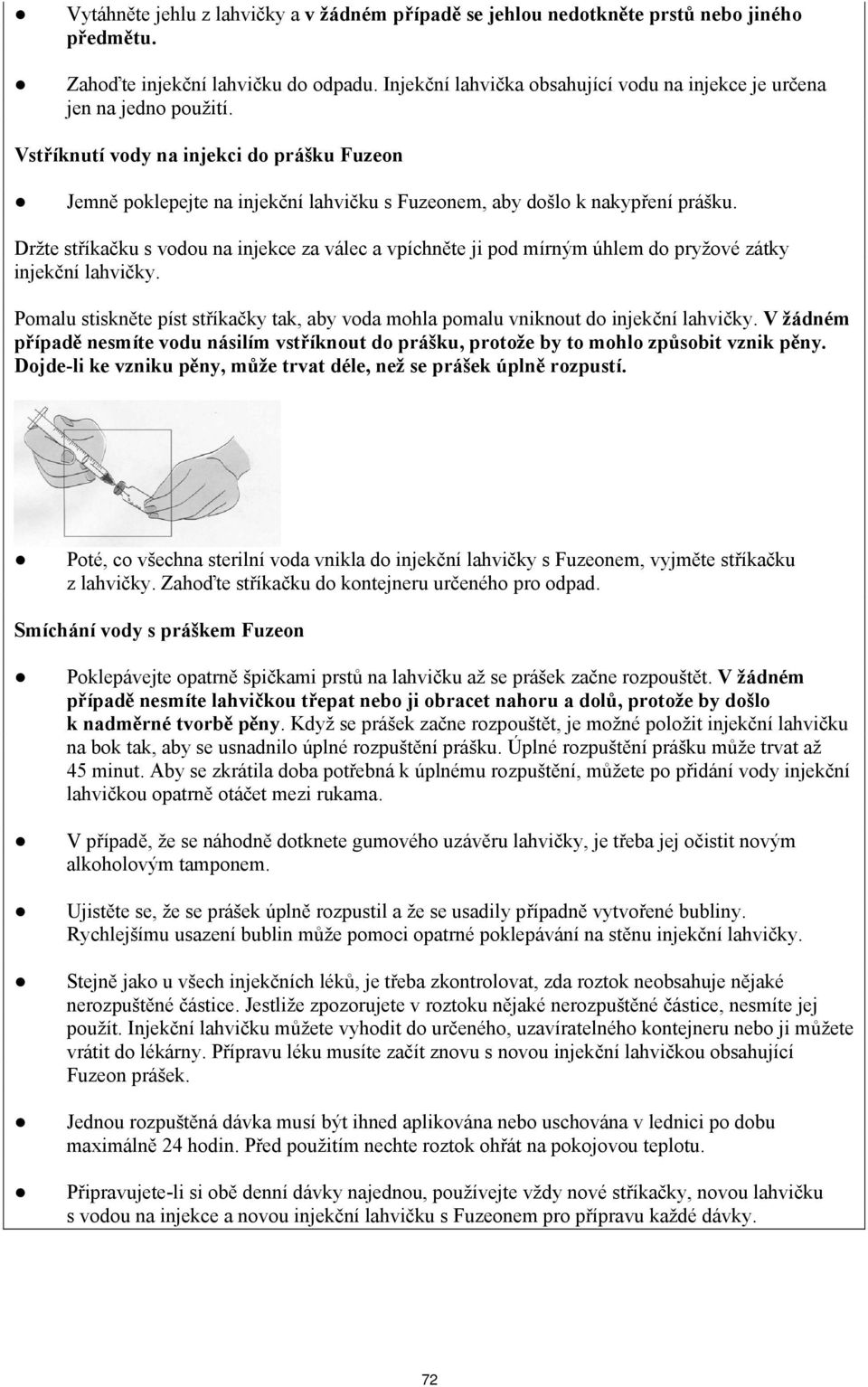 Držte stříkačku s vodou na injekce za válec a vpíchněte ji pod mírným úhlem do pryžové zátky injekční lahvičky.