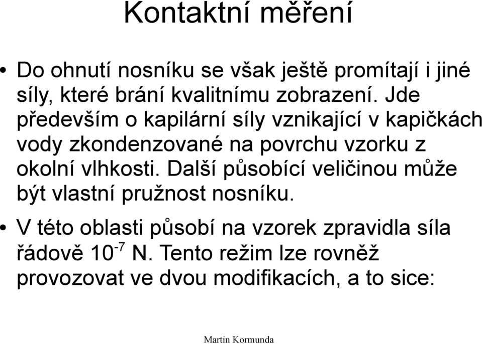 Jde především o kapilární síly vznikající v kapičkách vody zkondenzované na povrchu vzorku z okolní