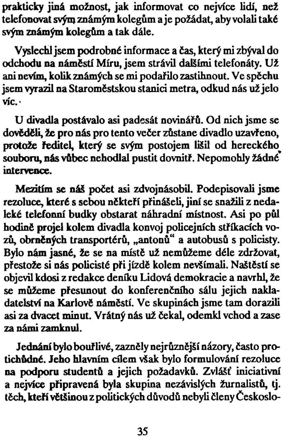 Ve spéchu jsem vyrazil na Staroměstskou stanici metra, odkud nás už jelo víc.- U divadla postávalo asi padesát novinářů.