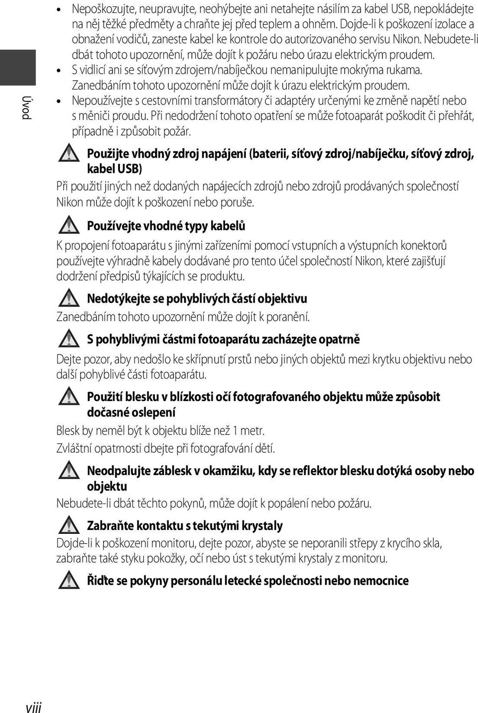 S vidlicí ani se síťovým zdrojem/nabíječkou nemanipulujte mokrýma rukama. Zanedbáním tohoto upozornění může dojít k úrazu elektrickým proudem.