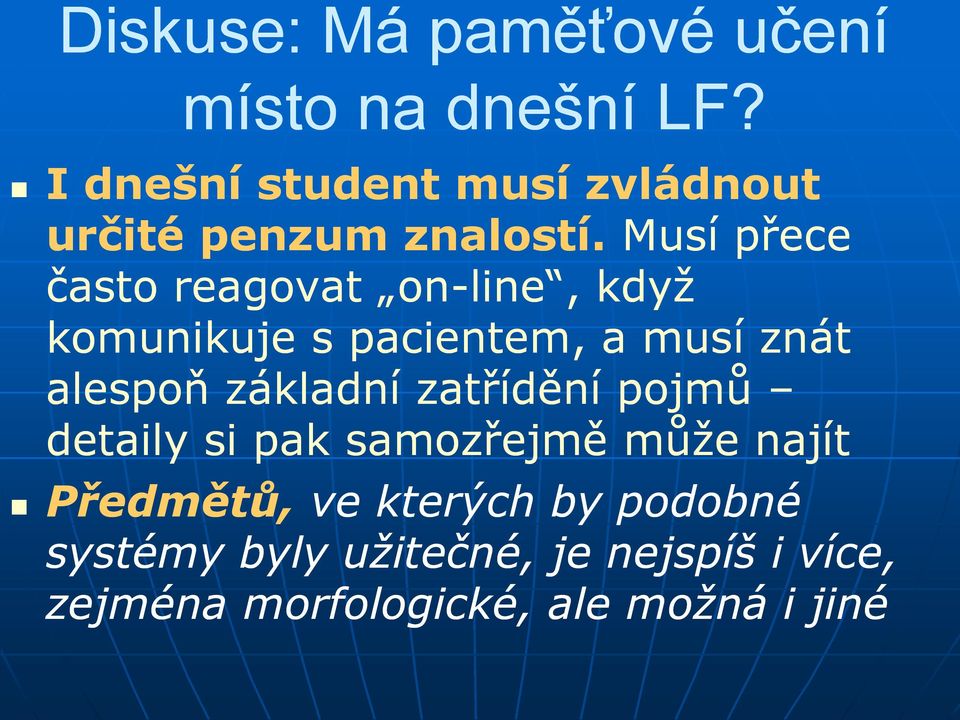 Musí přece často reagovat on-line, když komunikuje s pacientem, a musí znát alespoň