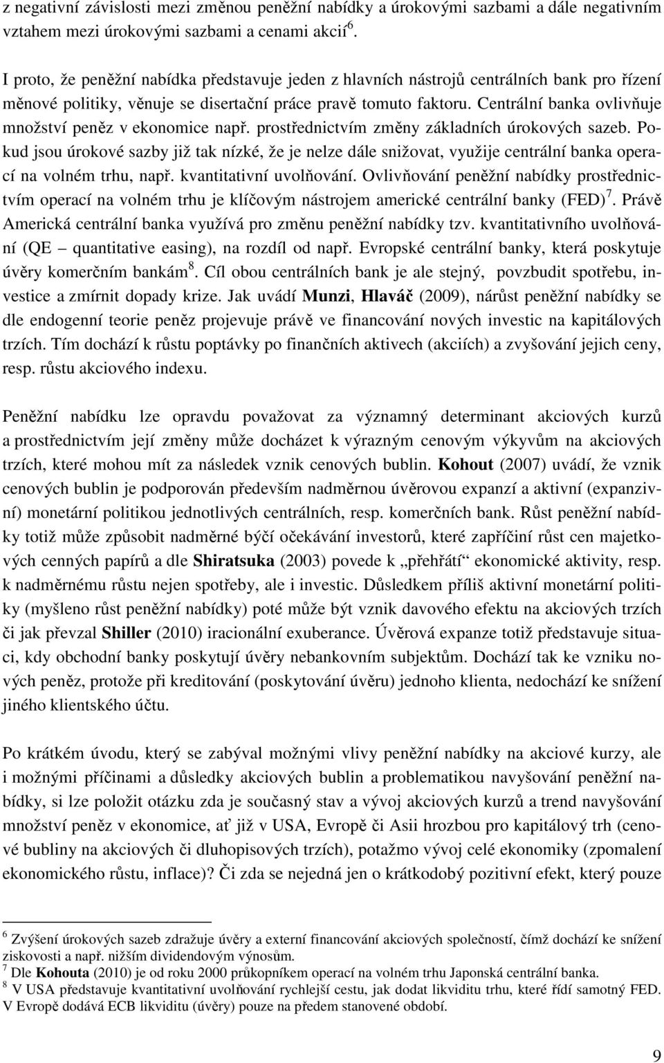 Centrální banka ovlivňuje množství peněz v ekonomice např. prostřednictvím změny základních úrokových sazeb.