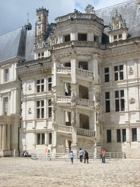 Francie Zámek v Blois ARCHITEKTURA: Příchod renesance byla zásluha krále dvorský sloh 1. raná (1500-1540, František I.), 2. vrcholná (1450-1580, Jindřich II.), 3. pozdní (1580-1620, Ludvík XII.