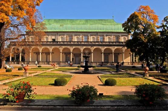 Stavby a přestavby za renesance Jagellonci a Habsburkové přestavba Pražského hradu Šlechta hrady a tvrze na zámky, nové zámky, budování poddanských měst Nižší