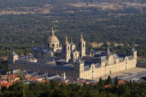 Špitál Santa Cruz Palác Escorial ARCHITEKTURA: Španělsko Národní směr platereskní (mísení prvků) -> řada staveb, hlavně průčelí v tomto směru (univerzita v Salamance, špitál Santa Cruz) Řecko-římský