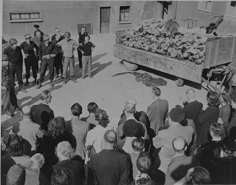 6. Obrazová příloha Autentické fotografie zasedání Norimberského tribunálu. Vlevo nahoře: Hlavní americký ţalobce Robert Jackson právě předčítá svou zahajovací řeč.