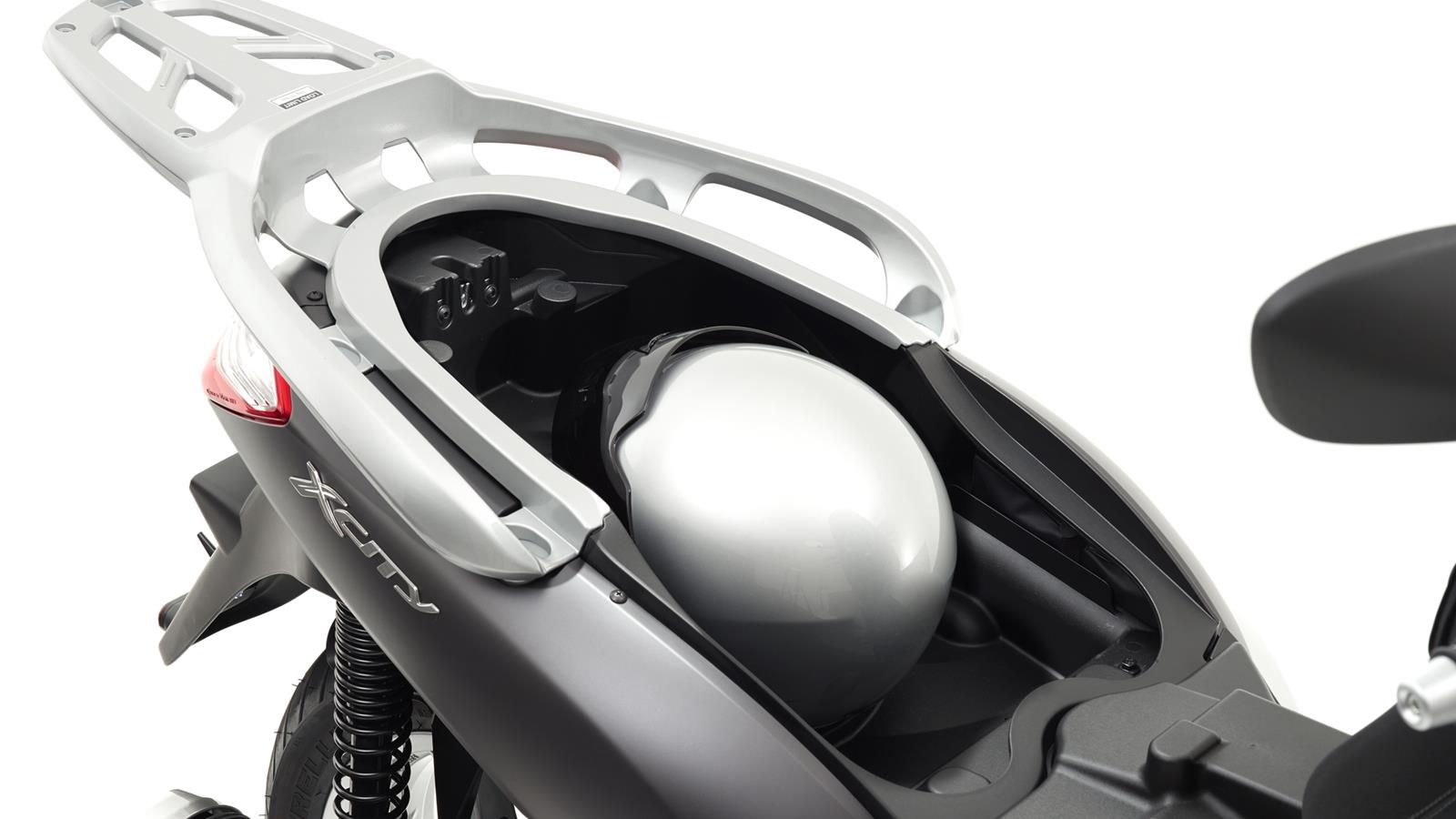 Úsporný a dynamický motor o objemu 250 ccm Model X-City 250 přesně a ve správný okamžik reaguje na každou změnu polohy škrticí klapky.