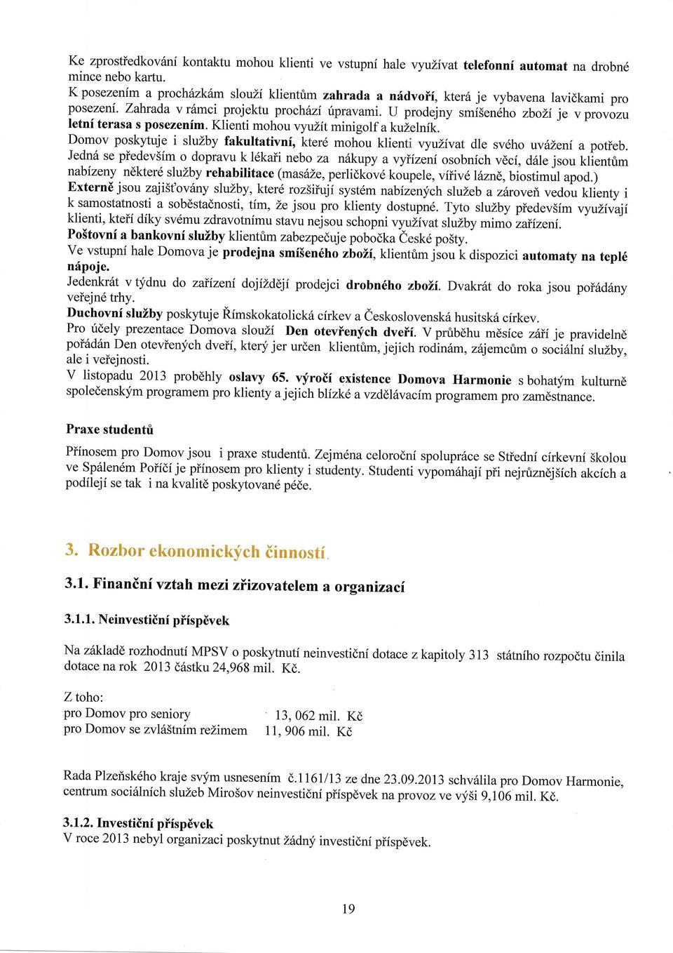 U prodejny r*i5"trdho zboiije vprovozu letni terasa s posezenim. Klienti mohou vyulitminigolf a kuzelnfk.