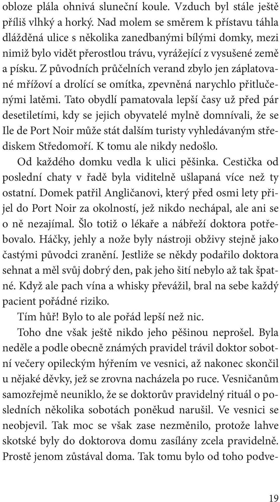 Z původních průčelních verand zbylo jen záplatované mřížoví a drolící se omítka, zpevněná narychlo přitlučenými latěmi.