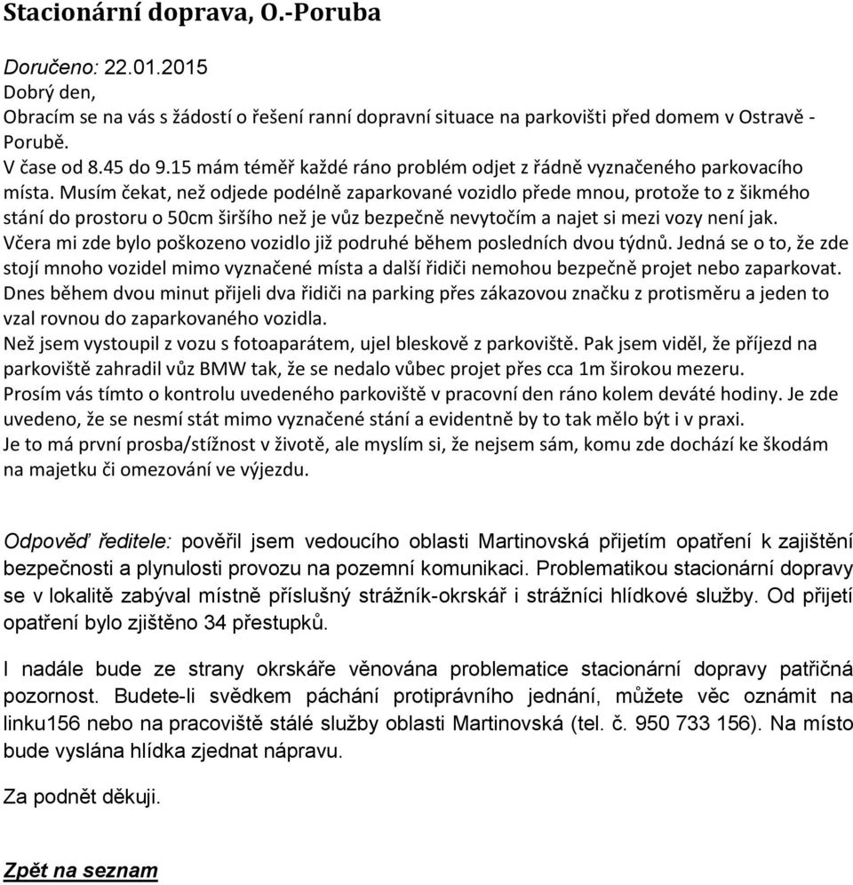 Musím čekat, než odjede podélně zaparkované vozidlo přede mnou, protože to z šikmého stání do prostoru o 50cm širšího než je vůz bezpečně nevytočím a najet si mezi vozy není jak.