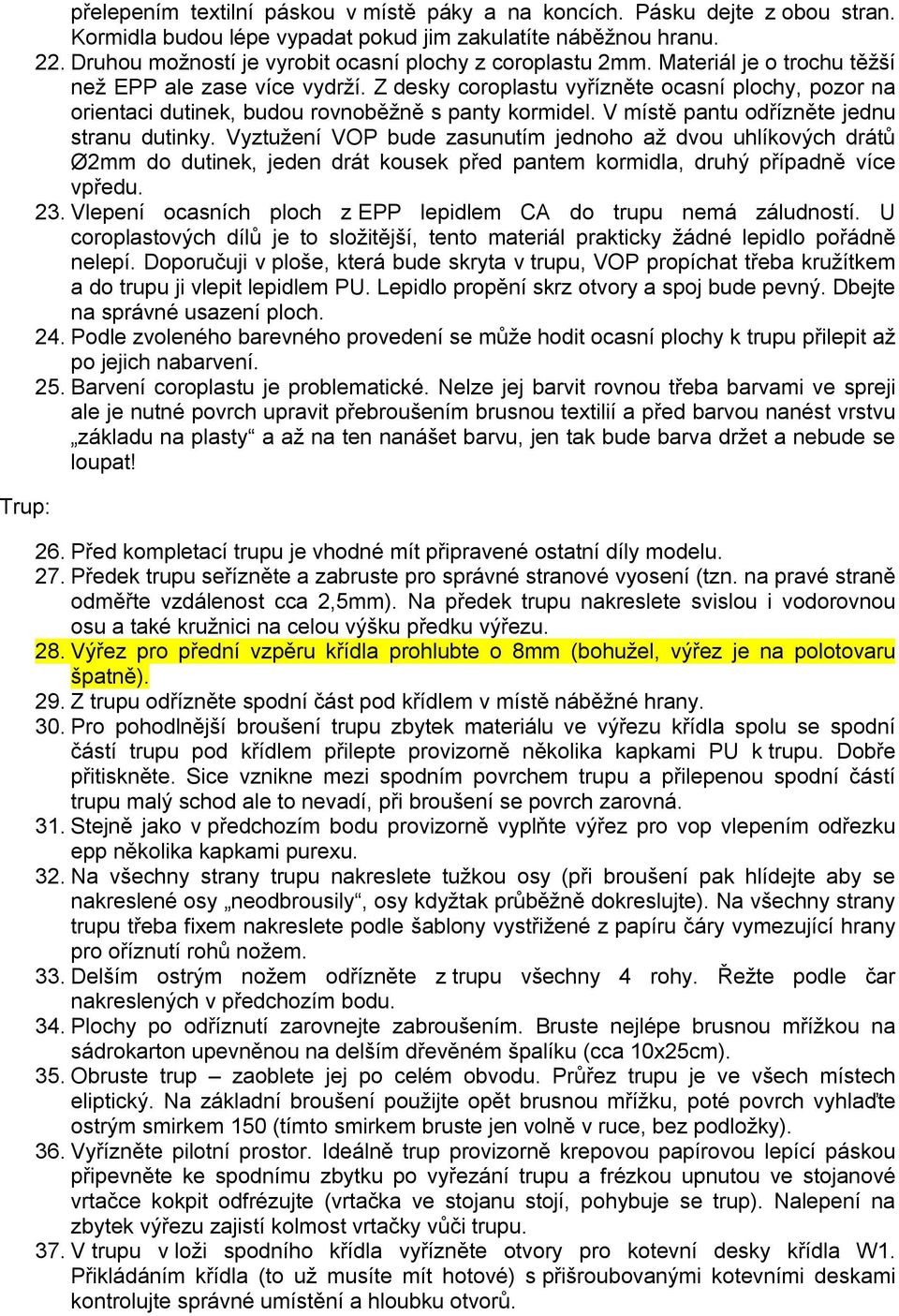 Z desky coroplastu vyřízněte ocasní plochy, pozor na orientaci dutinek, budou rovnoběžně s panty kormidel. V místě pantu odřízněte jednu stranu dutinky.