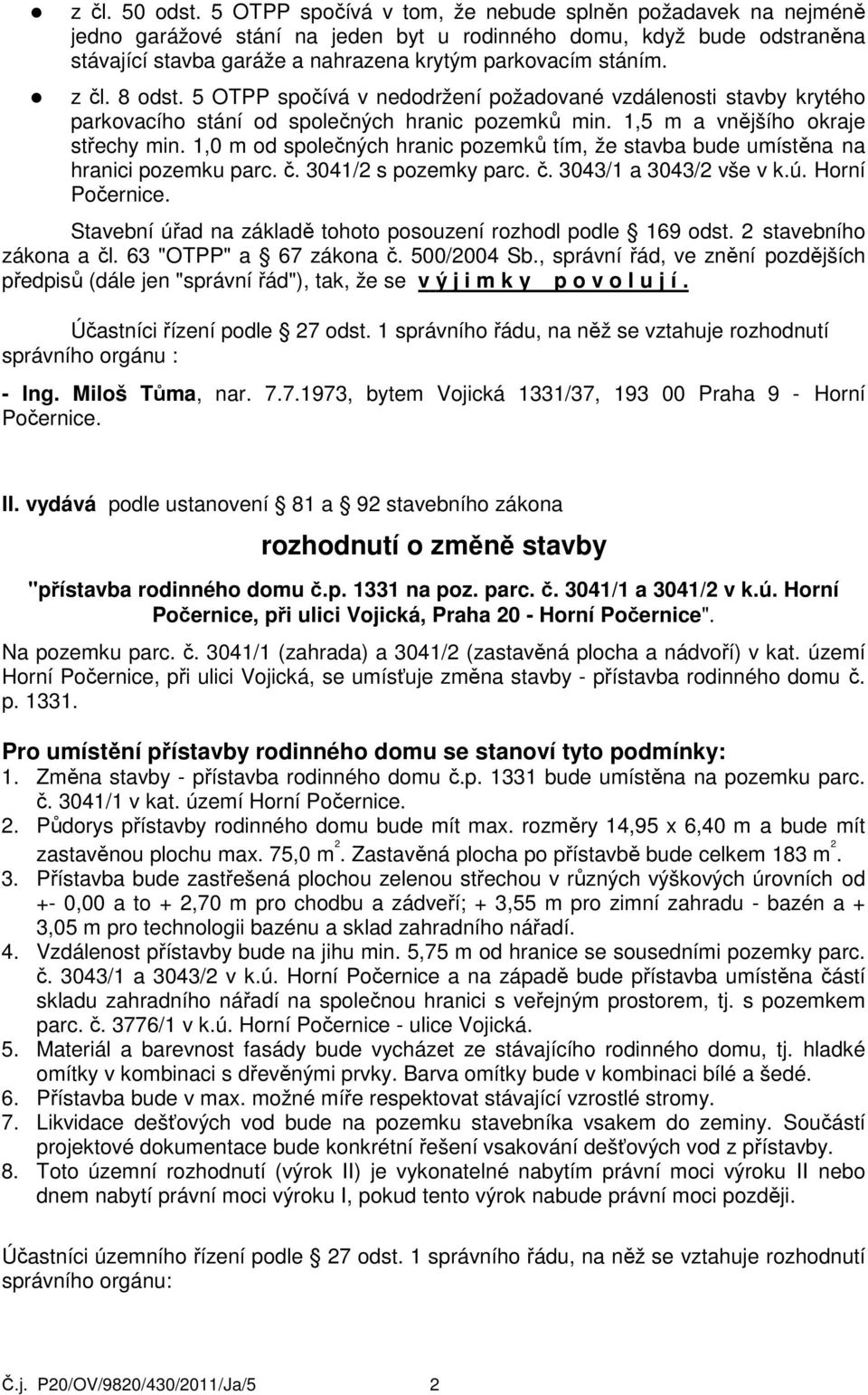 8 odst. 5 OTPP spočívá v nedodržení požadované vzdálenosti stavby krytého parkovacího stání od společných hranic pozemků min. 1,5 m a vnějšího okraje střechy min.