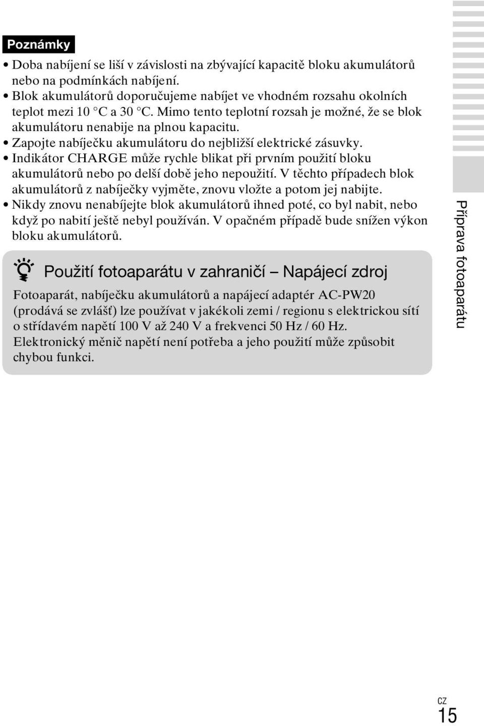 Zapojte nabíječku akumulátoru do nejbližší elektrické zásuvky. Indikátor CHARGE může rychle blikat při prvním použití bloku akumulátorů nebo po delší době jeho nepoužití.