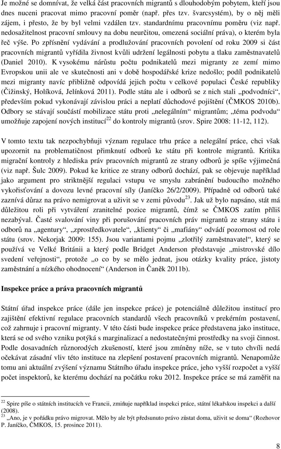 nedosažitelnost pracovní smlouvy na dobu neurčitou, omezená sociální práva), o kterém byla řeč výše.