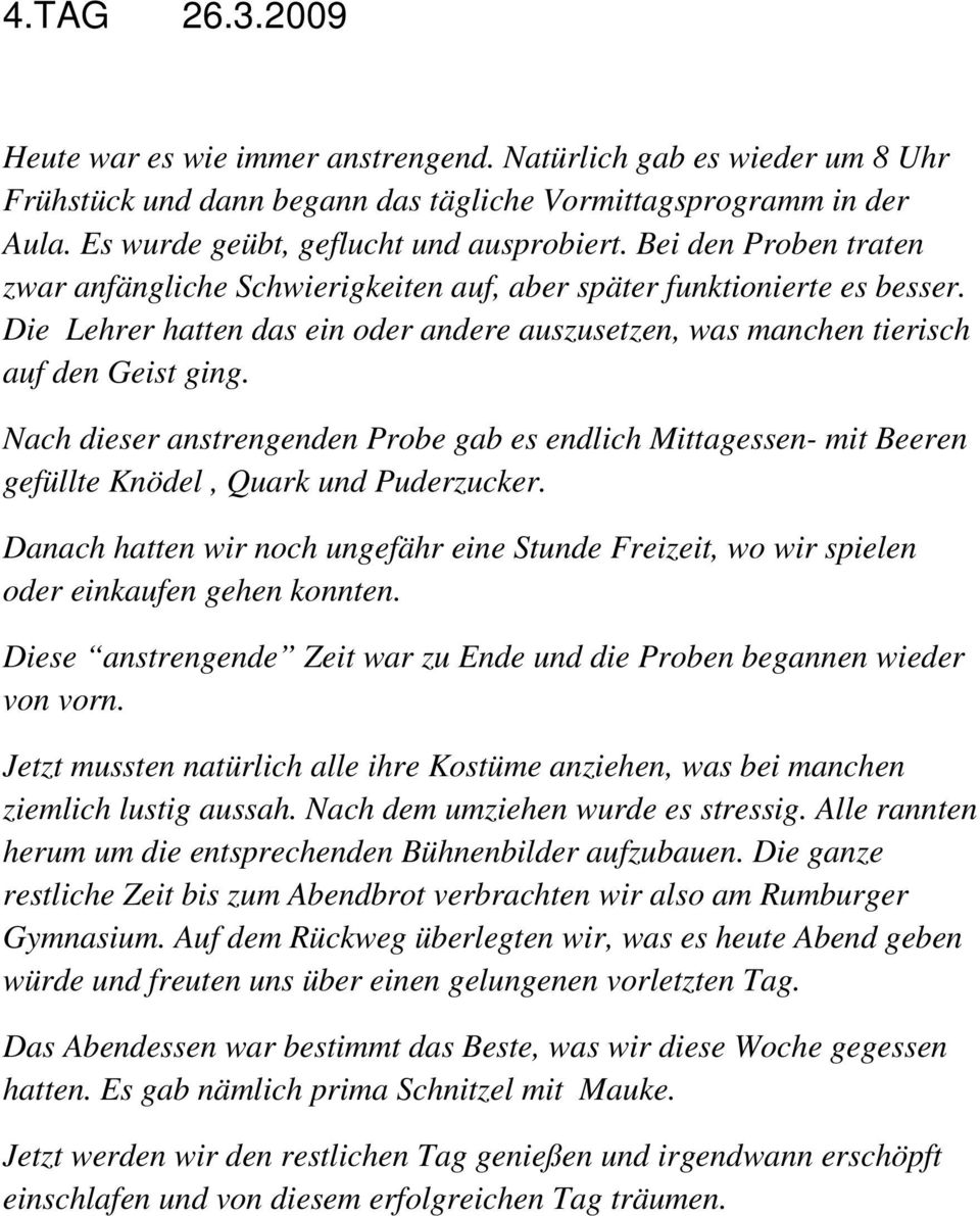 Nach dieser anstrengenden Probe gab es endlich Mittagessen- mit Beeren gefüllte Knödel, Quark und Puderzucker.