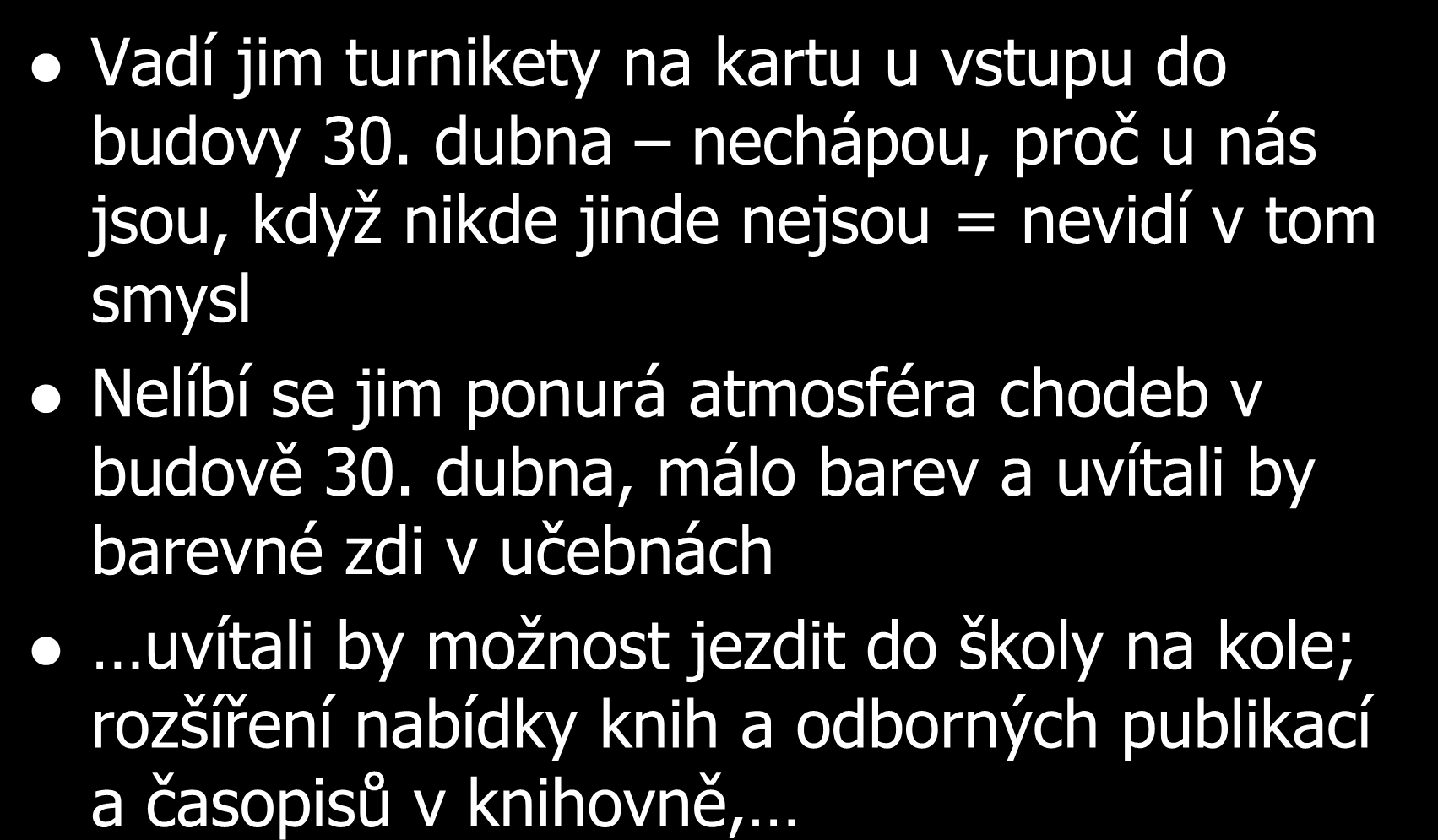 Co ještě se jim nelíbí? Vadí jim turnikety na kartu u vstupu do budovy 30.