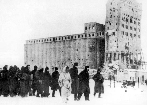 Obrat ve válce podzim 1942 Bitva o STALINGRAD (dnešní VOLGOGRAD) na řece Volze Boje trvají na 70 dní, německá armáda obklíčena Rudou armádou, ta nakonec v této důležité bitvě