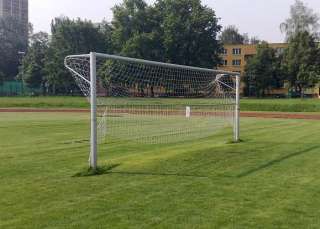 FOTBAL D DO ORR--SSPPO ORRTT ss..rr..oo.. Fotbal se hraje na hrací ploše tvaru obdélníku. Délka musí být v rozmezí 90 120 m, šířka 45 90 m (pro mezinárodní utkání 100 110 64 75 m).