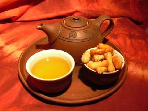 Japonsko Sencha Kyoto 43 Kč Nejslavnější a také nejběžnější z japonských čajů. Má temně zelený plochý list stejnoměrné velikosti, čerstvou trávovou vůni a delikátní, výraznou chuť.