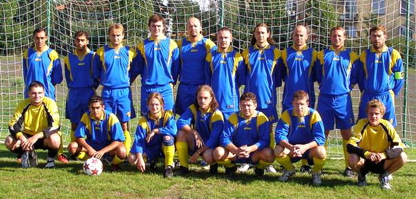 Sezóna č.1-2006 / 2007 První sezónu jsme začali ve IV. třídě Přeloučsko a jednalo se o takovou oťukávací sezónu, kdy jsme poznávali jednotlivé soupeře a postupně se adaptovali na soutěžní tempo.