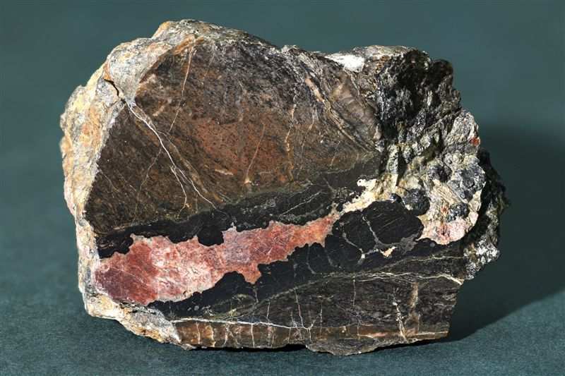 2) bezrudní stadium; K nejstarším minerálům patří křemen tvořící několik typických odrůd chalcedonovitý, železitý, ametystový a hřebenovitý.