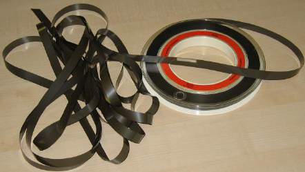 Magnetická páska Magnetická páska je pevné medium sestávající z magnetické vrstvy nanesené na plastické pásce.