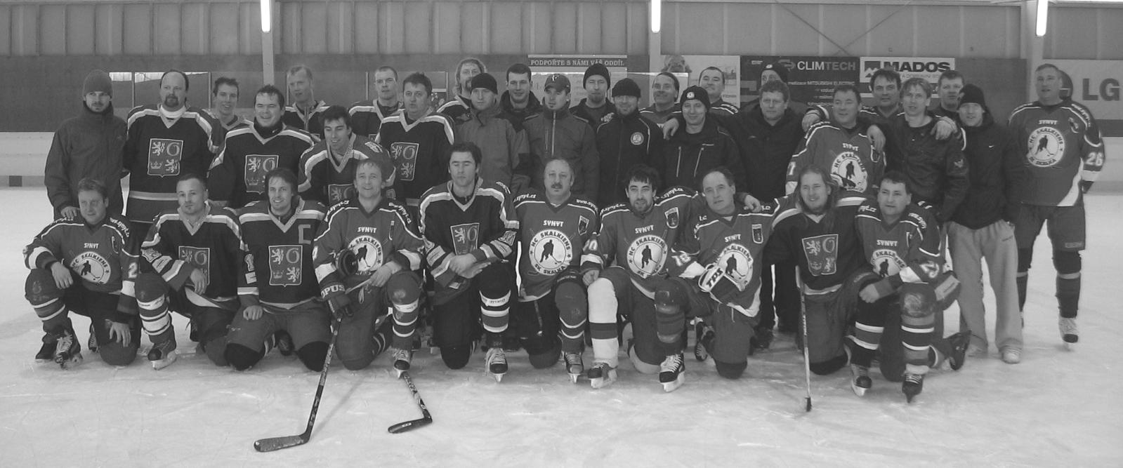 prosince 2011 jsme odehráli na zimním stadionu v Novém Městě přátelské utkání s týmem Medvídci Dobruška a zvítězili jsme 3:0. 11.