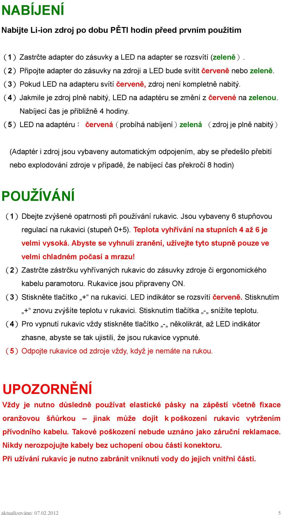 (4) Jakmile je zdroj plně nabitý, LED na adaptéru se změní z červené na zelenou. Nabíjecí čas je přibližně 4 hodiny.