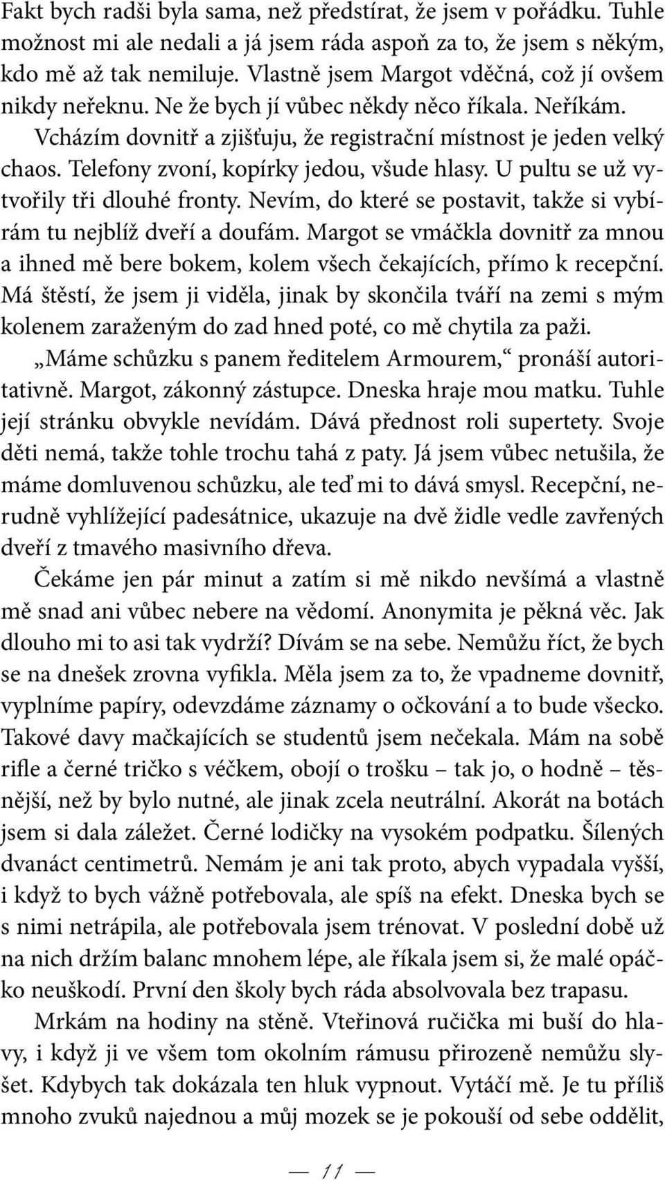 Telefony zvoní, kopírky jedou, všude hlasy. U pultu se už vytvořily tři dlouhé fronty. Nevím, do které se postavit, takže si vybírám tu nejblíž dveří a doufám.