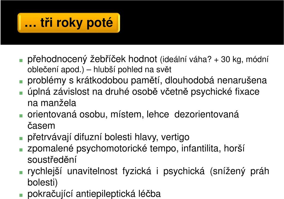 psychické fixace na manžela orientovaná osobu, místem, lehce dezorientovaná časem přetrvávají difuzní bolesti hlavy,