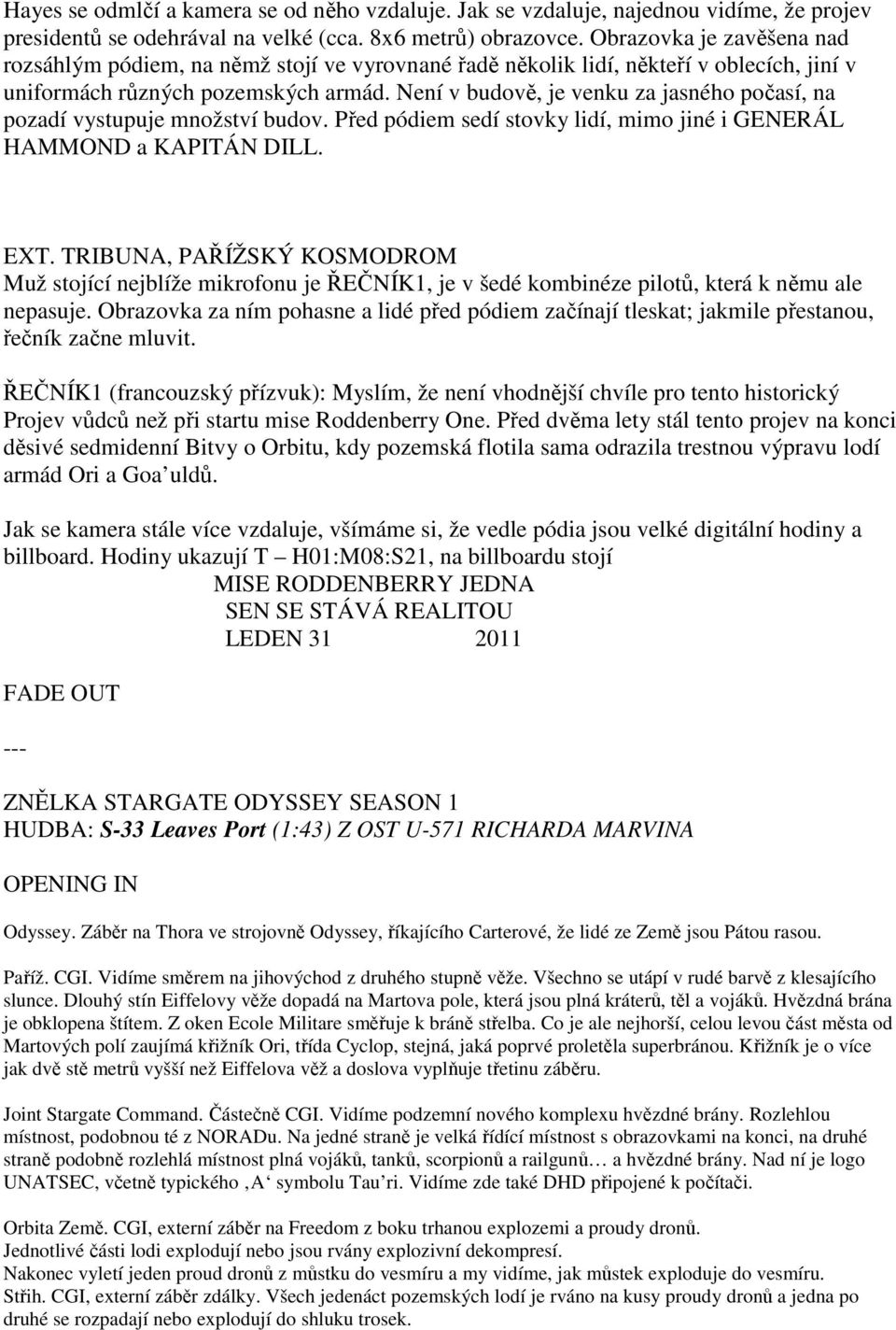 Není v budově, je venku za jasného počasí, na pozadí vystupuje množství budov. Před pódiem sedí stovky lidí, mimo jiné i GENERÁL HAMMOND a KAPITÁN DILL. EXT.