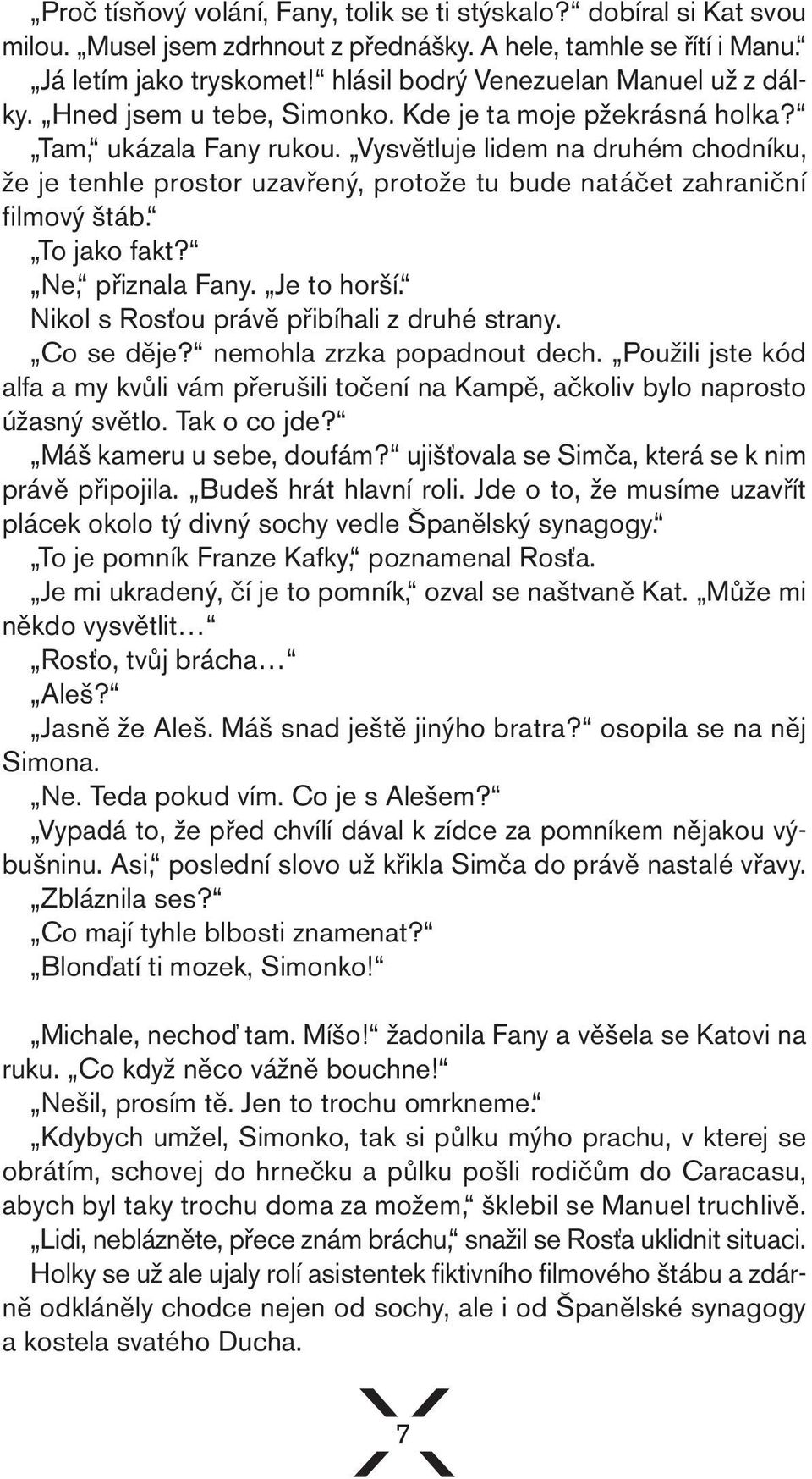 Vysvětluje lidem na druhém chodníku, že je tenhle prostor uzavřený, protože tu bude natáčet zahraniční filmový štáb. To jako fakt? Ne, přiznala Fany. Je to horší.