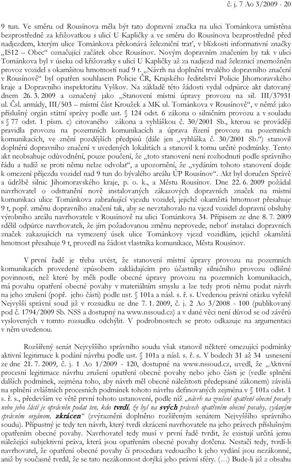 Tománkova překonává železniční trať, v blízkosti informativní značky IS12 Obec označující začátek obce Rousínov.