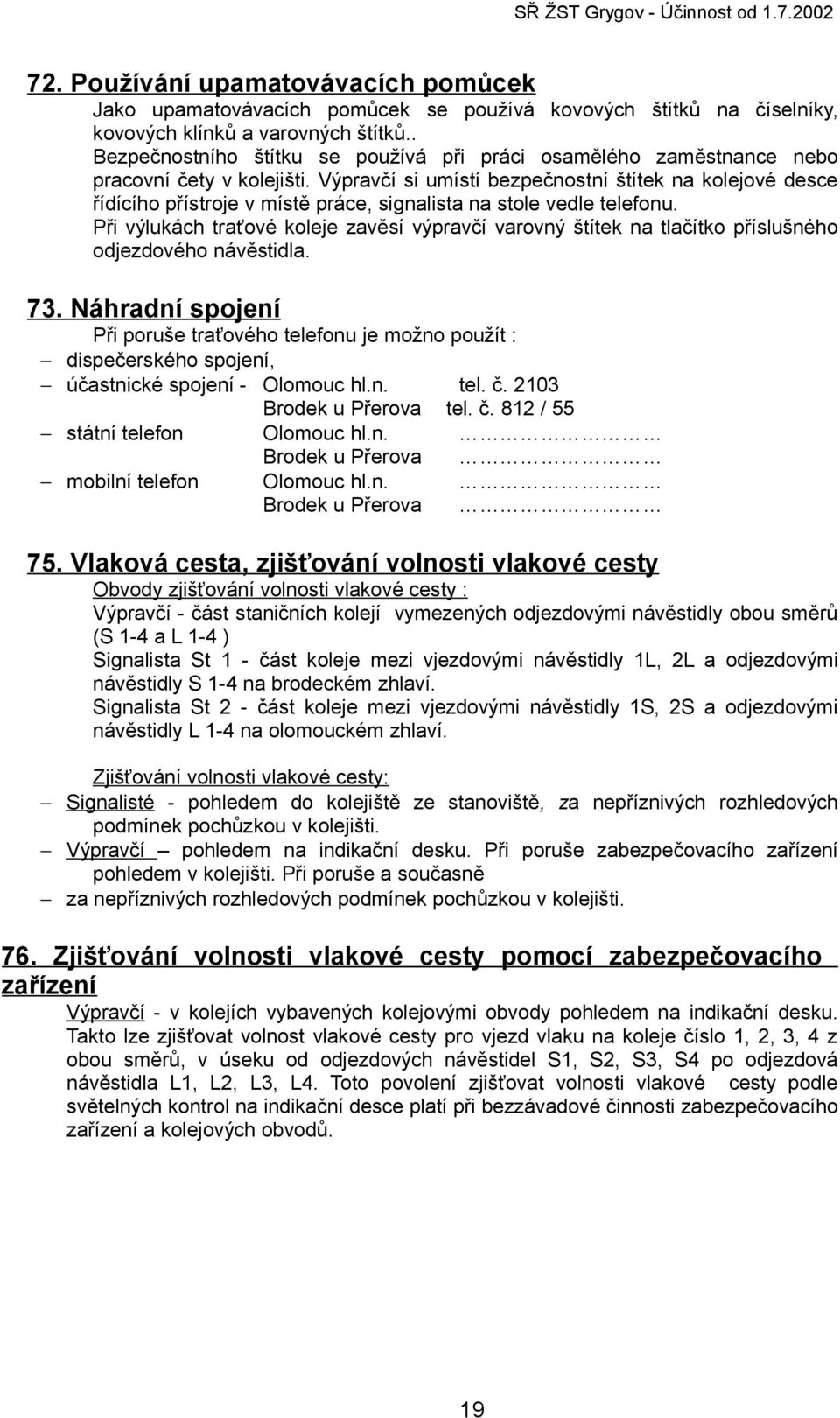 Výpravčí si umístí bezpečnostní štítek na kolejové desce řídícího přístroje v místě práce, signalista na stole vedle telefonu.