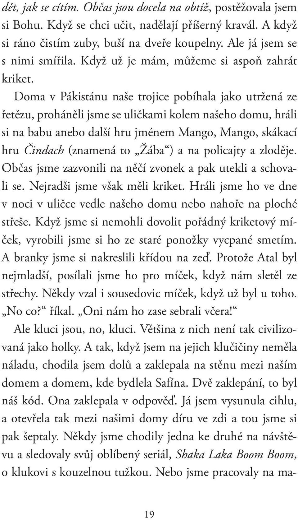 Doma v Pákistánu naše trojice pobíhala jako utržená ze řetězu, proháněli jsme se uličkami kolem našeho domu, hráli si na babu anebo další hru jménem Mango, Mango, skákací hru Čindach (znamená to Žába