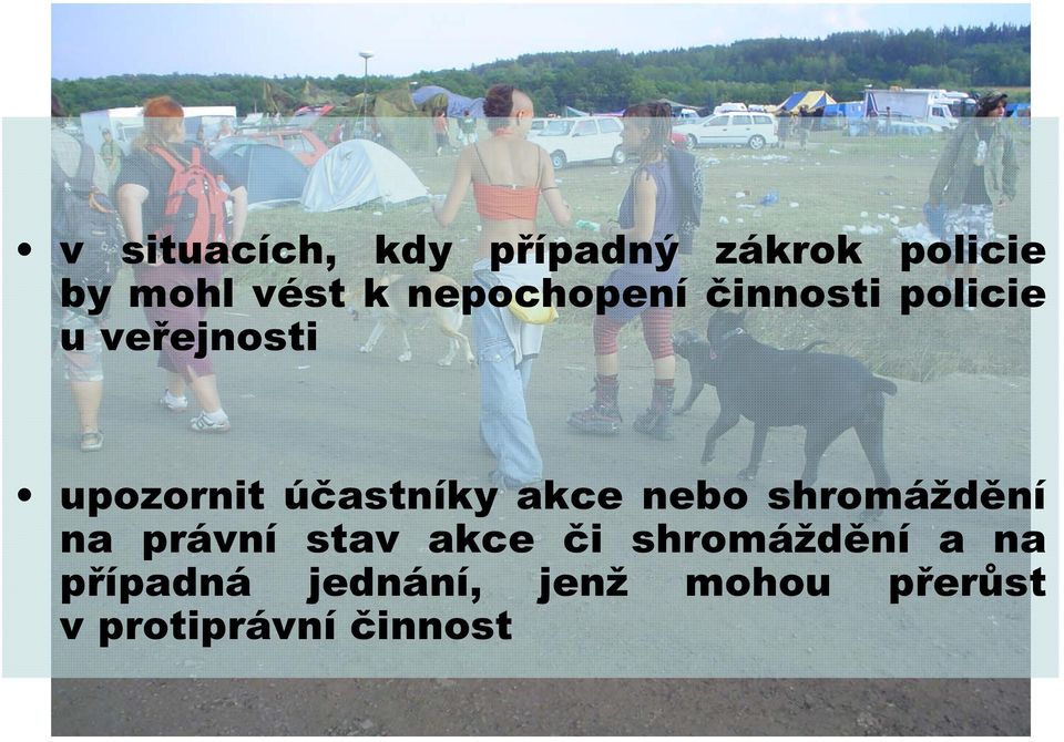 účastníky akce nebo shromáždění na právní stav akce či