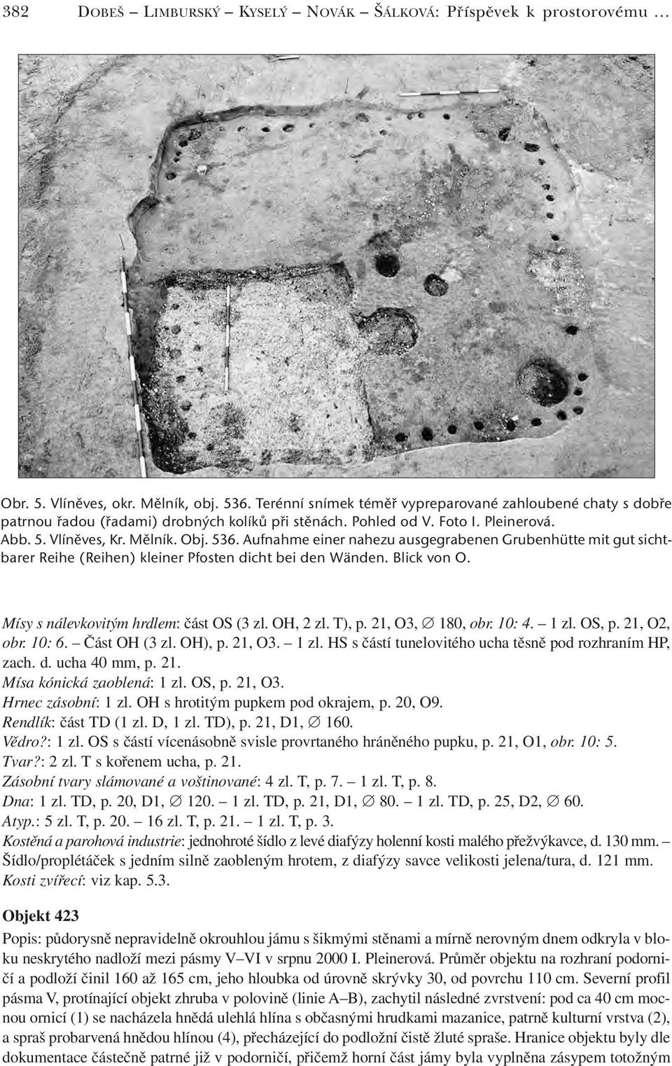 Aufnahme einer nahezu ausgegrabenen Grubenhütte mit gut sichtbarer Reihe (Reihen) kleiner Pfosten dicht bei den Wänden. Blick von O. Mísy s nálevkovitým hrdlem: část OS (3 zl. OH, 2 zl. T), p.