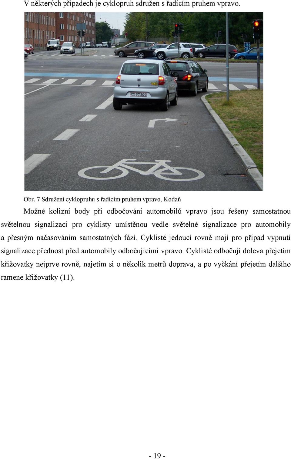 signalizací pro cyklisty umístěnou vedle světelné signalizace pro automobily a přesným načasováním samostatných fází.