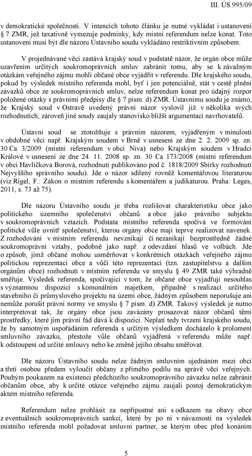 V projednávané věci zastává krajský soud v podstatě názor, že orgán obce může uzavřením určitých soukromoprávních smluv zabránit tomu, aby se k závažným otázkám veřejného zájmu mohli občané obce